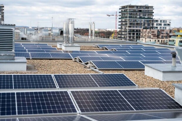 Největší bankovní solární elektrárna je na střeše centrály Komerční Banky