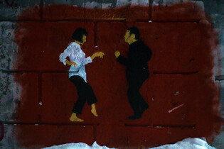 Oblek Johna Travolty z filmu Horečka sobotní noci se vydražil za miliony korun