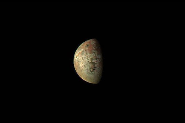 Sonda JUNO proletí doposud nejblíže kolem Jupiterova měsíce Io 
