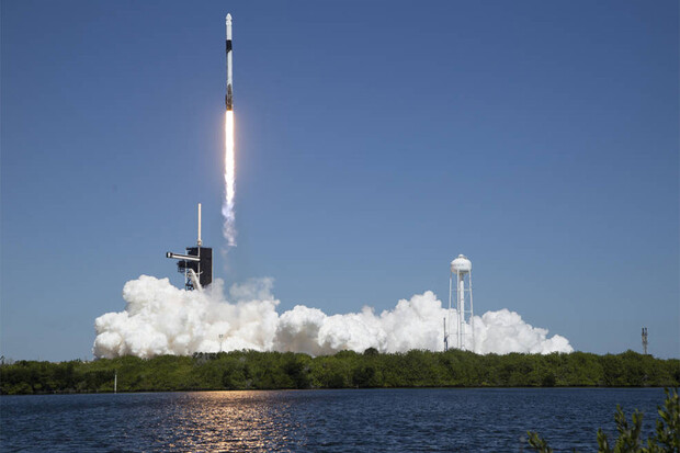 SpaceX musel pozastavit starty raket. Falcon 9 selhala během letu