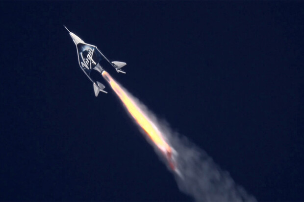 Virgin Galactic se chystá na svůj první komerční let. Proběhne už zítra