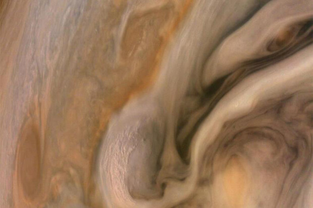 Blesky na Jupiteru se podobají těm na Zemi