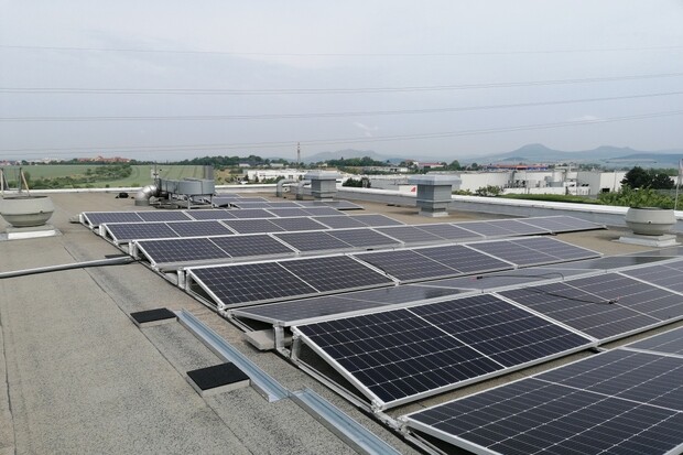 V Lounech se staví zatím nejvýkonnější střešní fotovoltaika v České republice