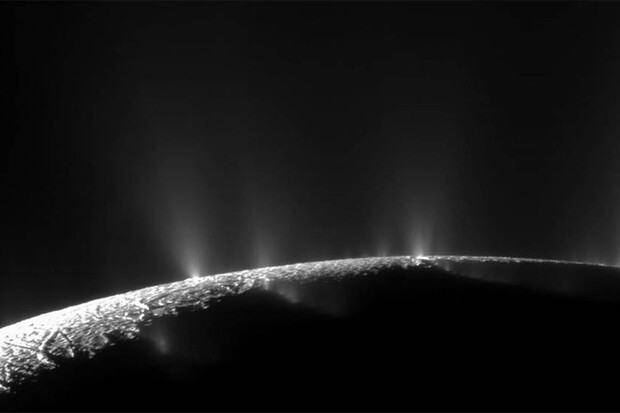 Vědci objevili na Enceladu molekulu, která by mohla značit život – kyanovodík