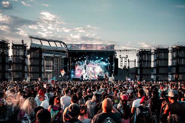 Chystáte se na festival? Tyto rady vám pomohou zvládnout horké počasí