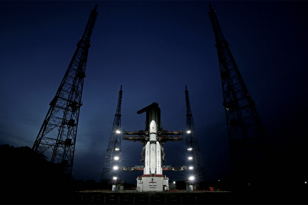 Indie dnes zahájí misi Chandrayaan 3. Cílem je přistát na Měsíci