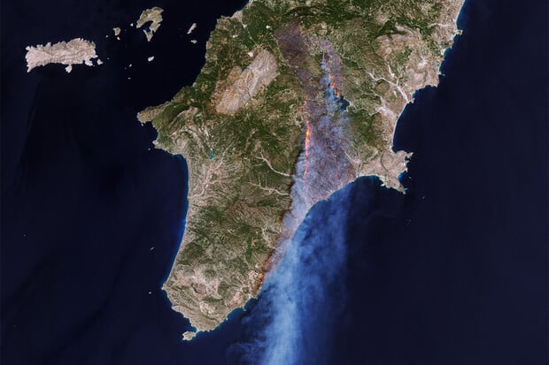 Požár na řeckém ostrově Rhodos zachytily satelity