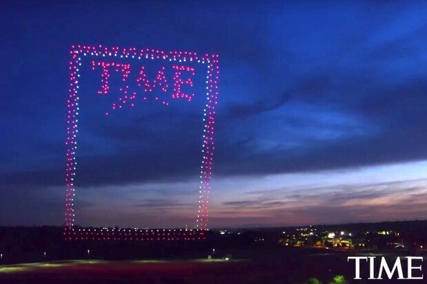 Titulní stranu posledního čísla časopisu TIME tvoří skoro tisícovka dronů