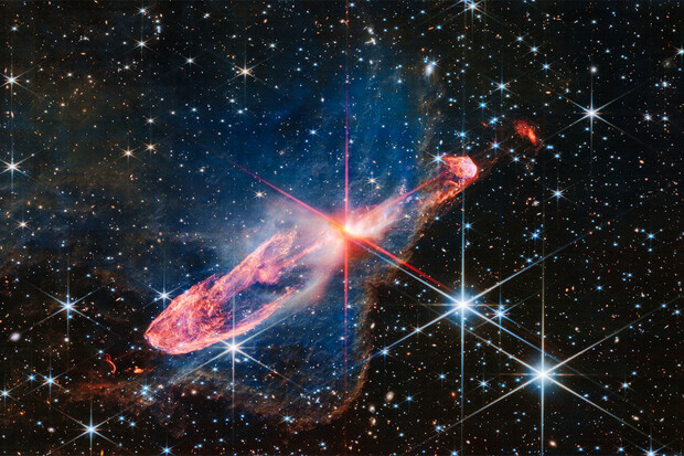 Webbův teleskop pořídil snímek dvojice aktivně se tvořících hvězd