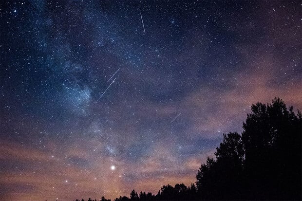 Na večerní obloze můžete v těchto dnech pozorovat meteorický roj delta Akvaridy