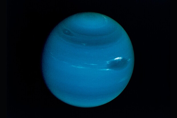 Astronomové vůbec poprvé pozorovali velkou skvrnu na Neptunu ze Země