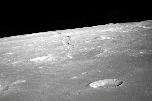 Opravdu se na Měsíci nachází vodní led?