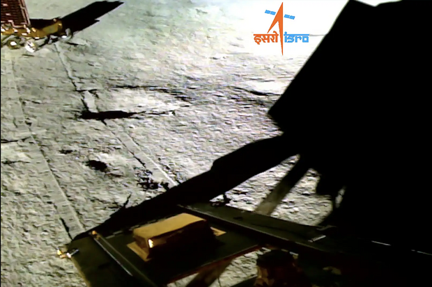 Rover Pragyan ukazuje měsíční povrch včetně kráterů