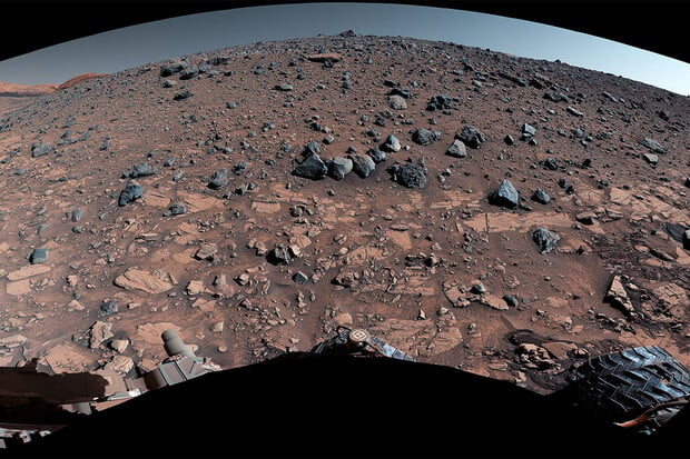 Curiosity na Marsu po třech letech dosáhl hřebene hory