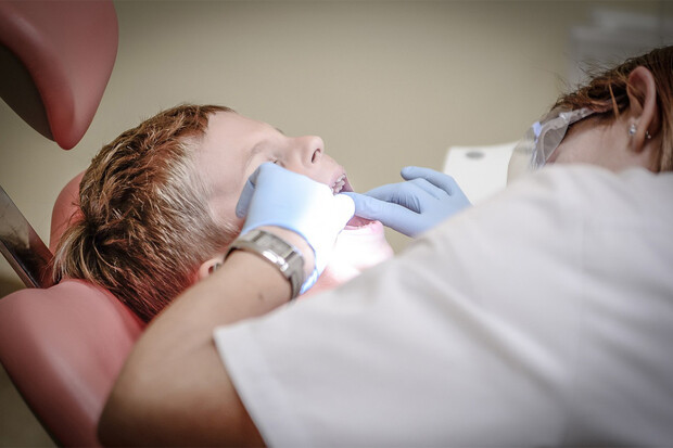 Kdy jít poprvé s dítětem k zubaři a která ošetření zaplatí pojišťovna?