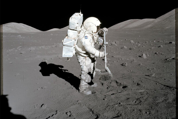 Vzorky měsíční půdy z mise Apollo 17 naznačují, že je Měsíc mnohem starší