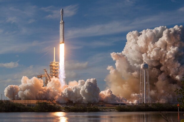 SpaceX získalo velký armádní kontrakt. Falcon Heavy očividně zapůsobil