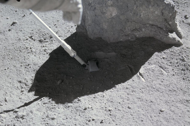 Měsíční půda přivezená na Zemi z misí Apollo obsahuje vodík