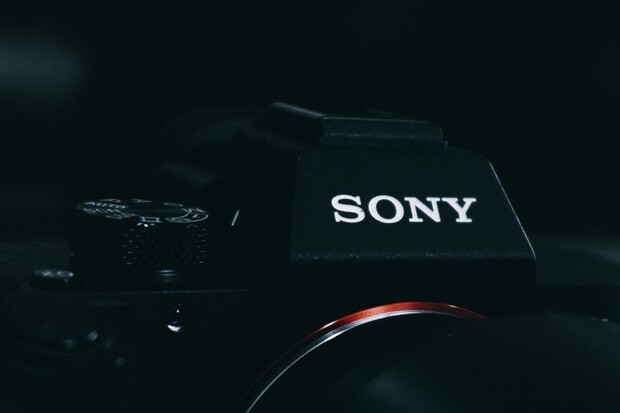 Sony chce proti falešným fotografiím bojovat jejich „rodným listem“