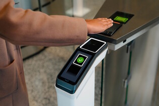 Amazon nabízí podnikům technologii ověřování pomocí skenování dlaně