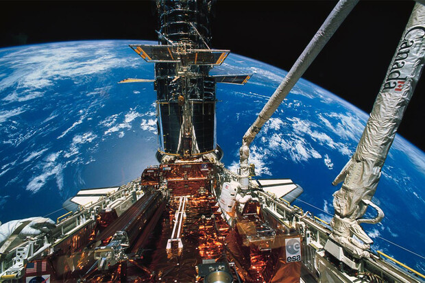 Uplynulo 30 let od vesmírné mise, která zachránila Hubbleův dalekohled