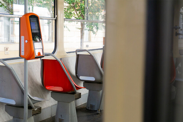 Cestující v MHD jsou zvyklí platit jízdné kartou. Tuto možnost nabízí už 18 měst