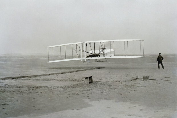 První let motorového letadla a Roald Amundsen dosáhl jižního pólu