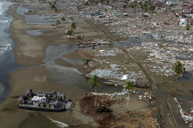 Obří tsunami, která si vyžádala 230 000 obětí a mise Apollo 8