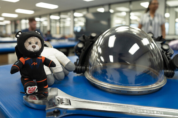 Plyšový medvěd ve skafandru poletí s astronauty na ISS. Proč je důležitý?