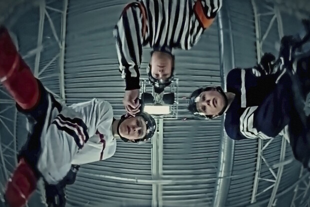 Nemožný úhel. Jak vypadá hokej z kamery zamražené v ledu?