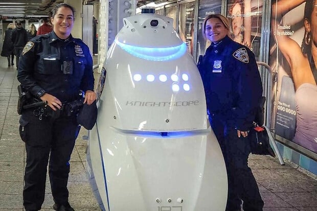 Dvousetkilový robotický strážný z New Yorku má po zkušební době