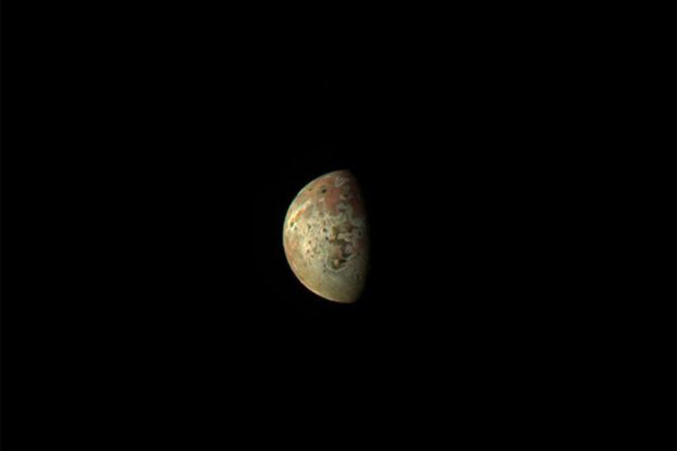 Sonda Juno pořídila fotky měsíce Io – nejvulkaničtějšího tělesa v soustavě