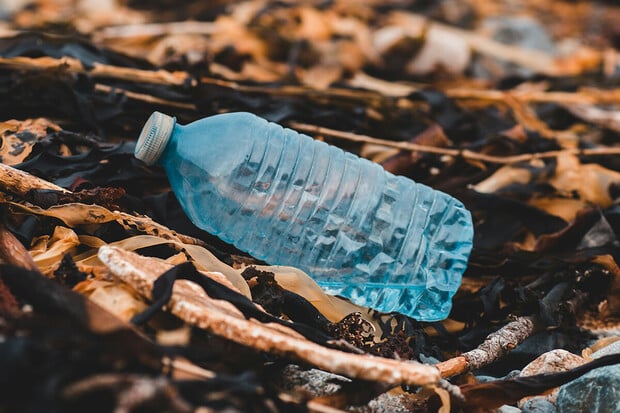 Vědci vyvinuli nový plast, který se dokáže plně rozložit v oceánech