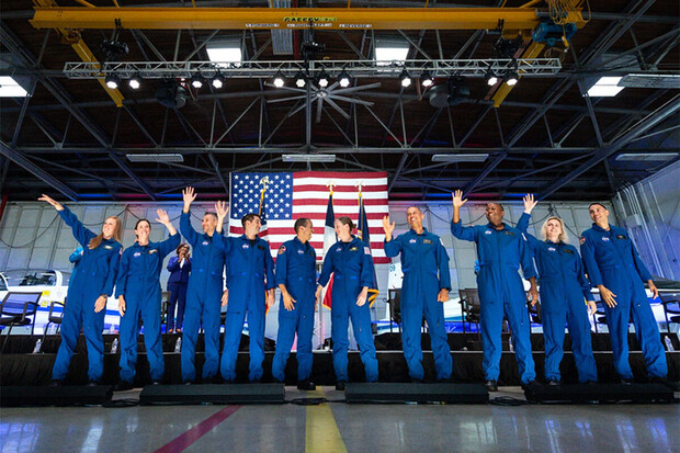 NASA představila 10 astronautů Artemis, kteří úspěšně dokončili výcvik