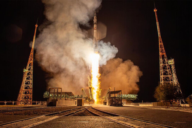 Tříčlenná posádka míří po zrušeném startu rakety Sojuz k ISS