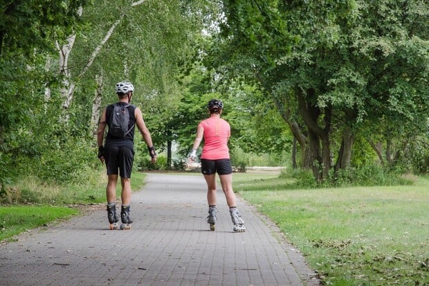 Jaké triky lze provádět na kolečkových bruslích a skateboardech? Přehled možností