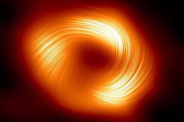 Astronomové zveřejnili nový snímek černé díry ve středu naší galaxie