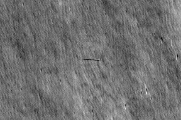 Lunární sonda zahlédla něco neobvyklého. Nakonec šlo jen o průzkumného souseda