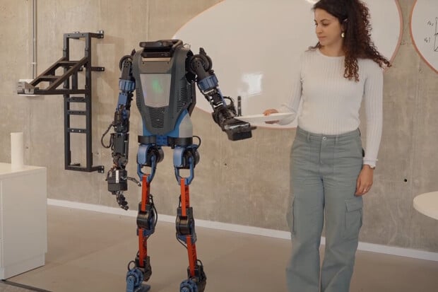Menteebot je humanoidní robot pro pomoc v domácnosti. Nejdříve ho musíte vycvičit