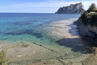 Evropské destinace zavádějí turistická opatření. Za cigaretu na pláži 50 tisíc