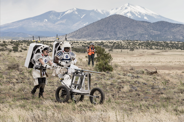 Astronauti NASA cvičí chůzi po Měsíci v arizonské poušti