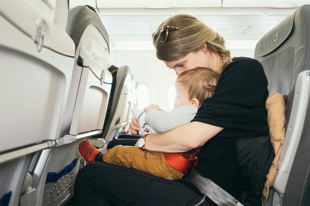 Čeká vás dlouhý let? Jak zabavit sebe i děti v letadle?