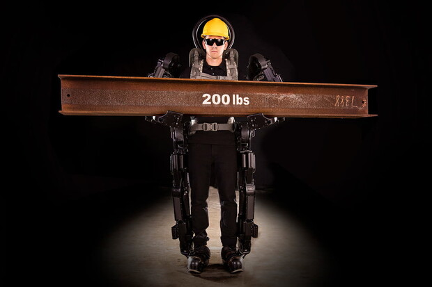 Robotické exoskeletony pomohou již brzy v řadě povolání. Uzvednou až půl tuny