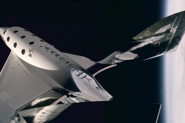 Společnost Virgin Galactic byla po posledním letu uzemněna. Co se stalo?