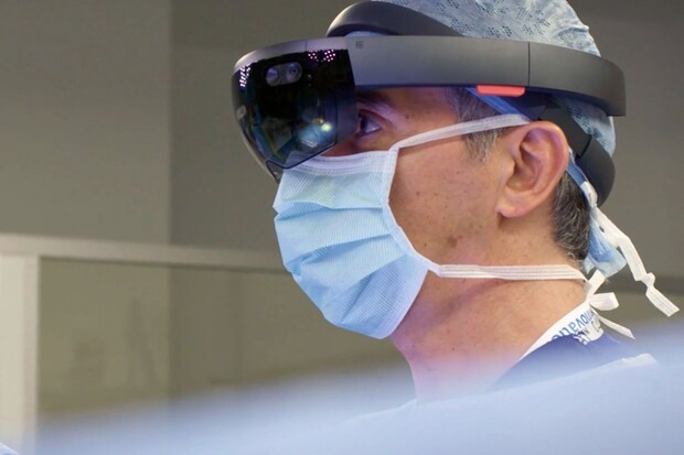 Doktoři začnou brzy využívat HoloLens během operací