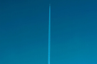 Moderní letadla mají sice nižší spotřebu, ale delší kondenzační stopu