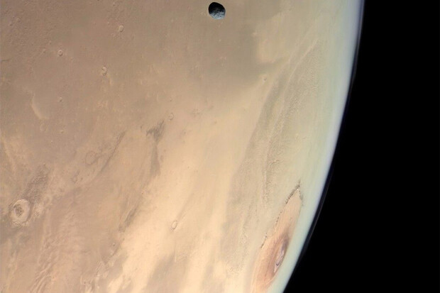 Nový snímek Marsu odhaluje horu Olympus Mons, měsíc Phobos a atmosféru