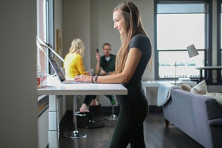 Podle nové studie stání u stolu zdraví moc nepomáhá