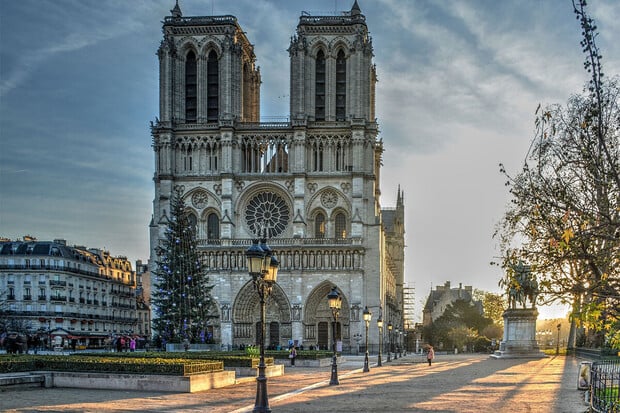 Ikonická katedrála Notre-Dame se po ničivém požáru opět otevře návštěvníkům