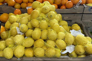 Proč jsou síťky na ovoce barevné? Ovlivňují totiž naše nákupní rozhodnutí